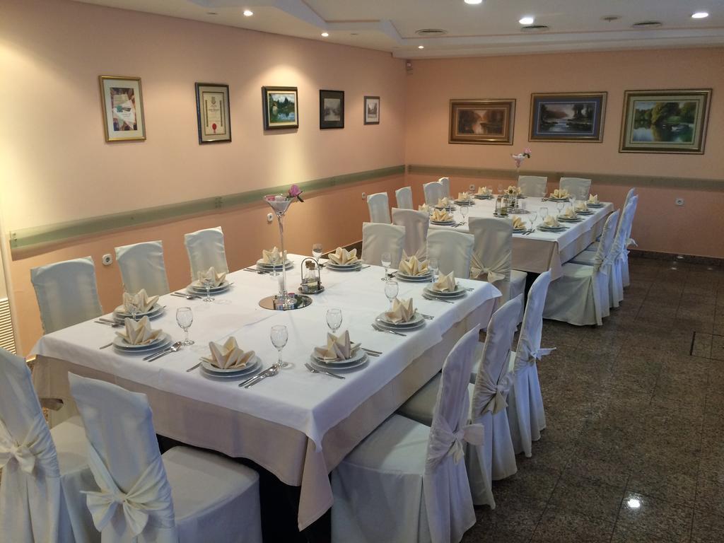 Bed And Breakfast Restaurant Dp Donji Zvecaj Exterior photo