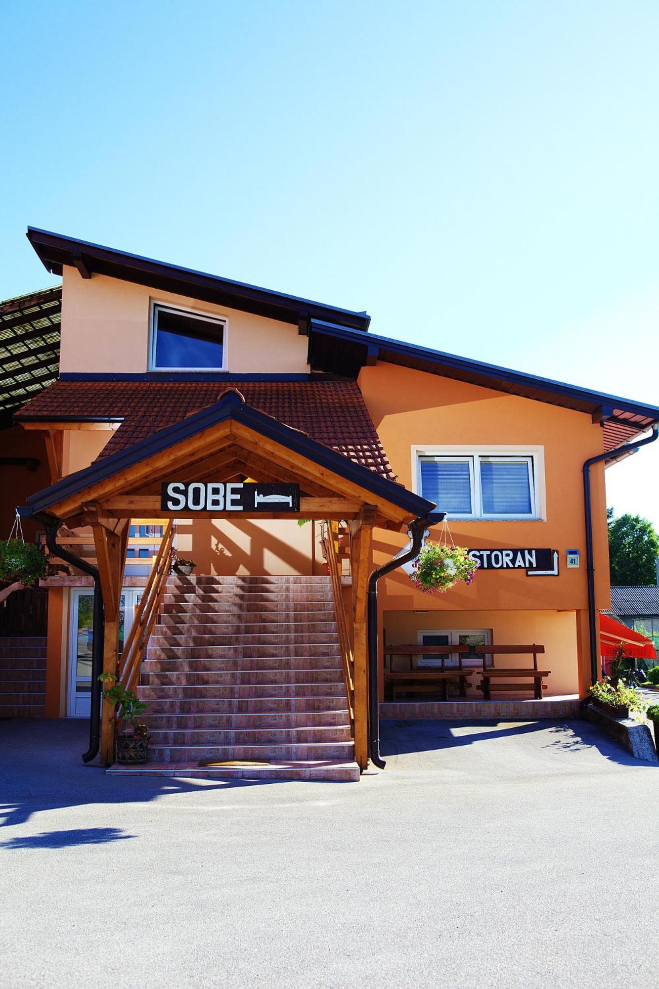 Bed And Breakfast Restaurant Dp Donji Zvecaj Exterior photo