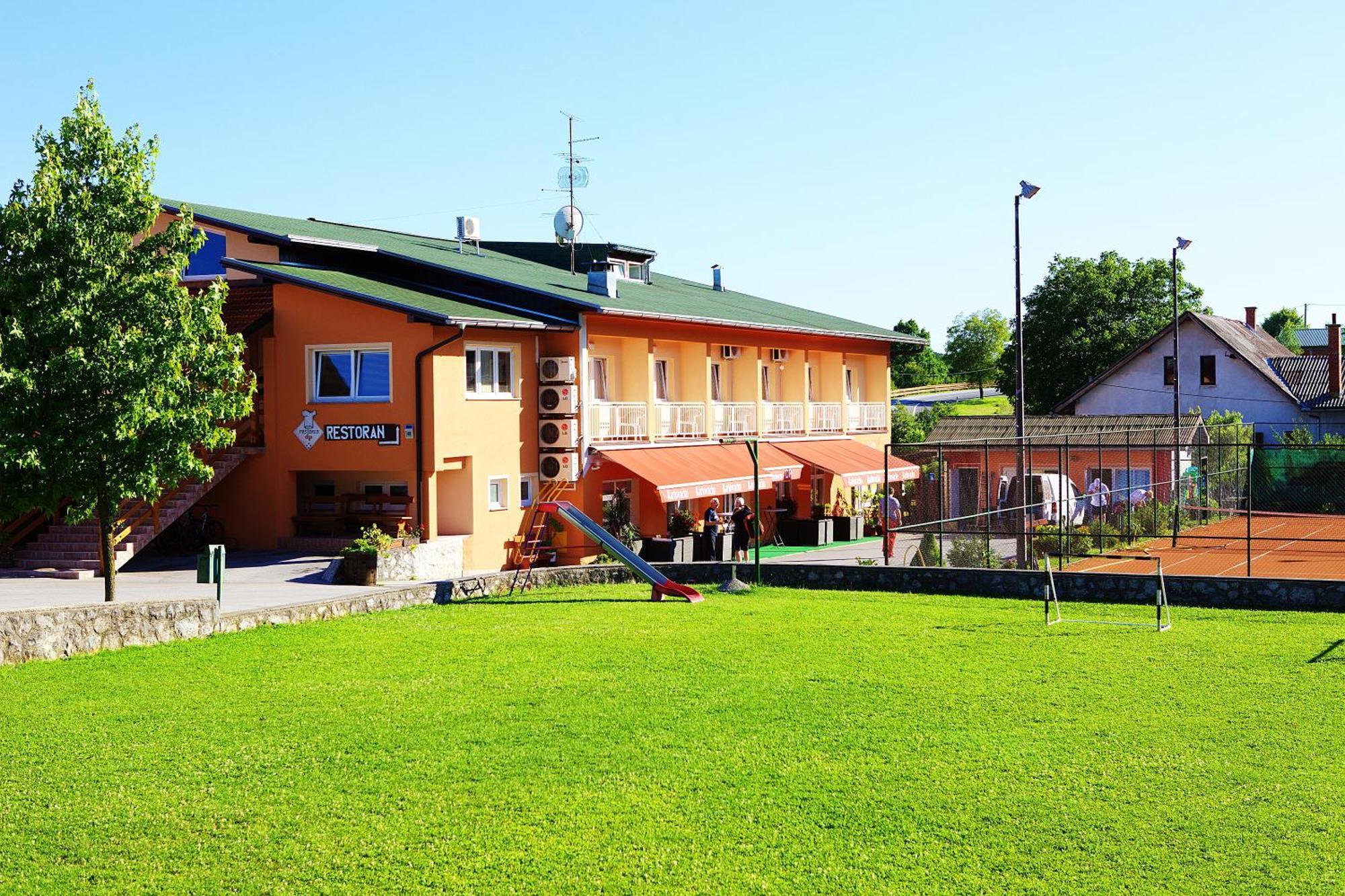 Bed And Breakfast Restaurant Dp Donji Zvecaj Exterior photo