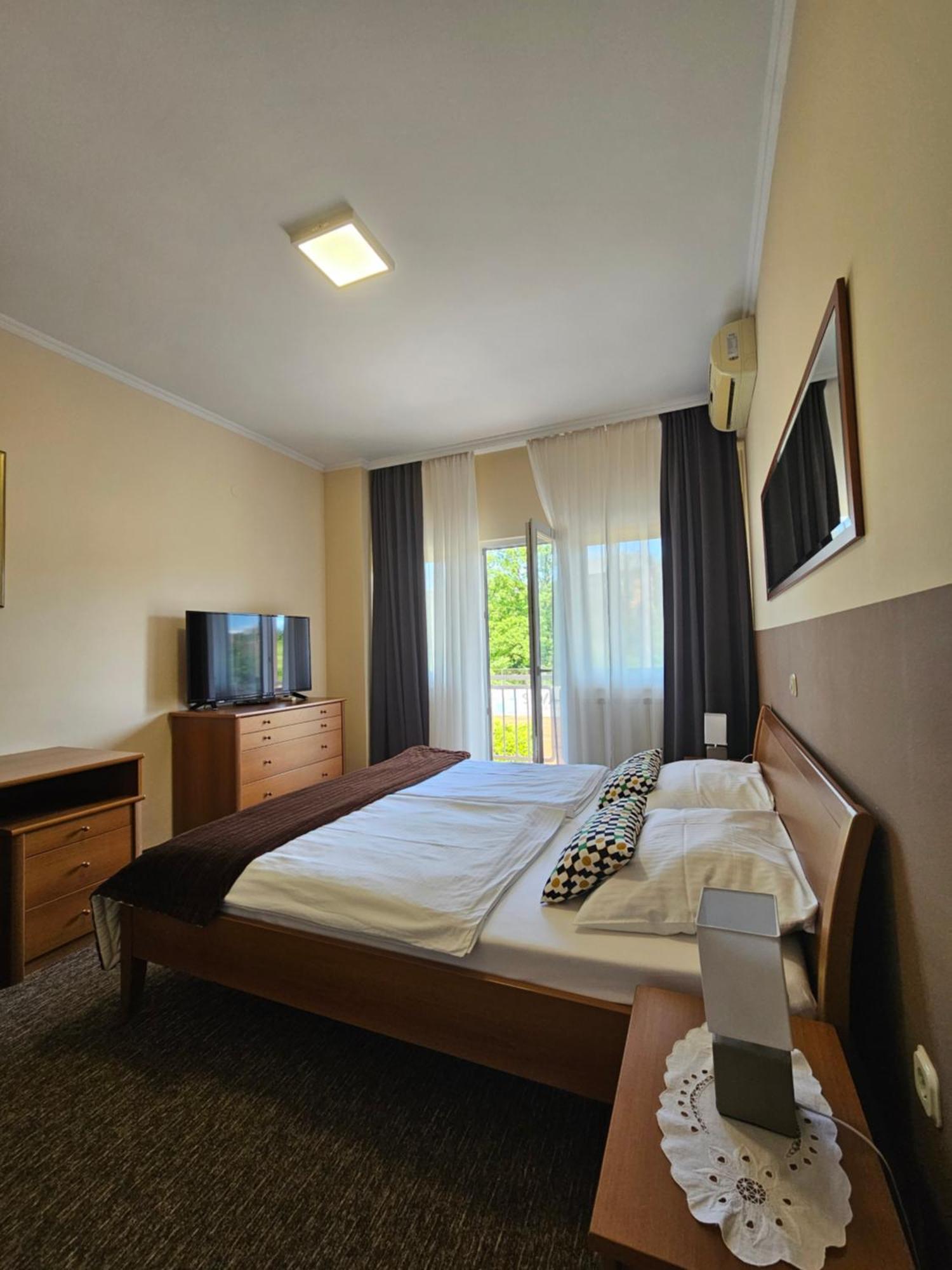 Bed And Breakfast Restaurant Dp Donji Zvecaj Exterior photo