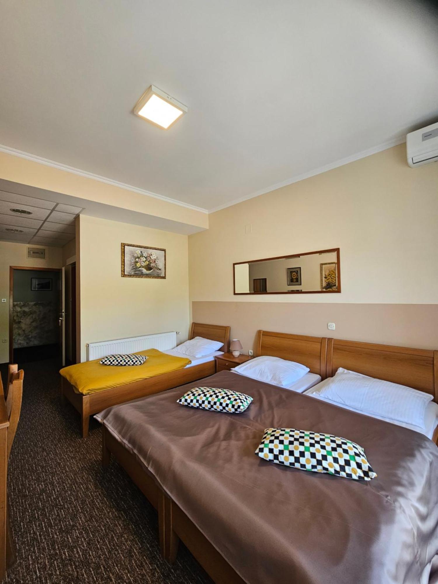 Bed And Breakfast Restaurant Dp Donji Zvecaj Exterior photo