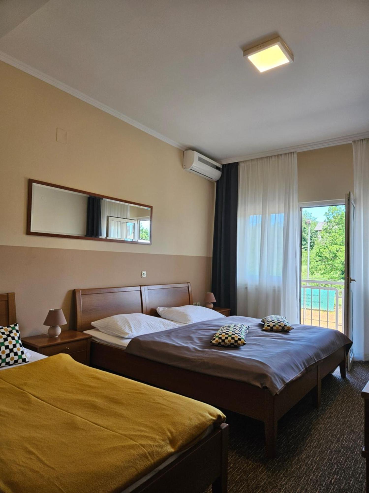 Bed And Breakfast Restaurant Dp Donji Zvecaj Exterior photo